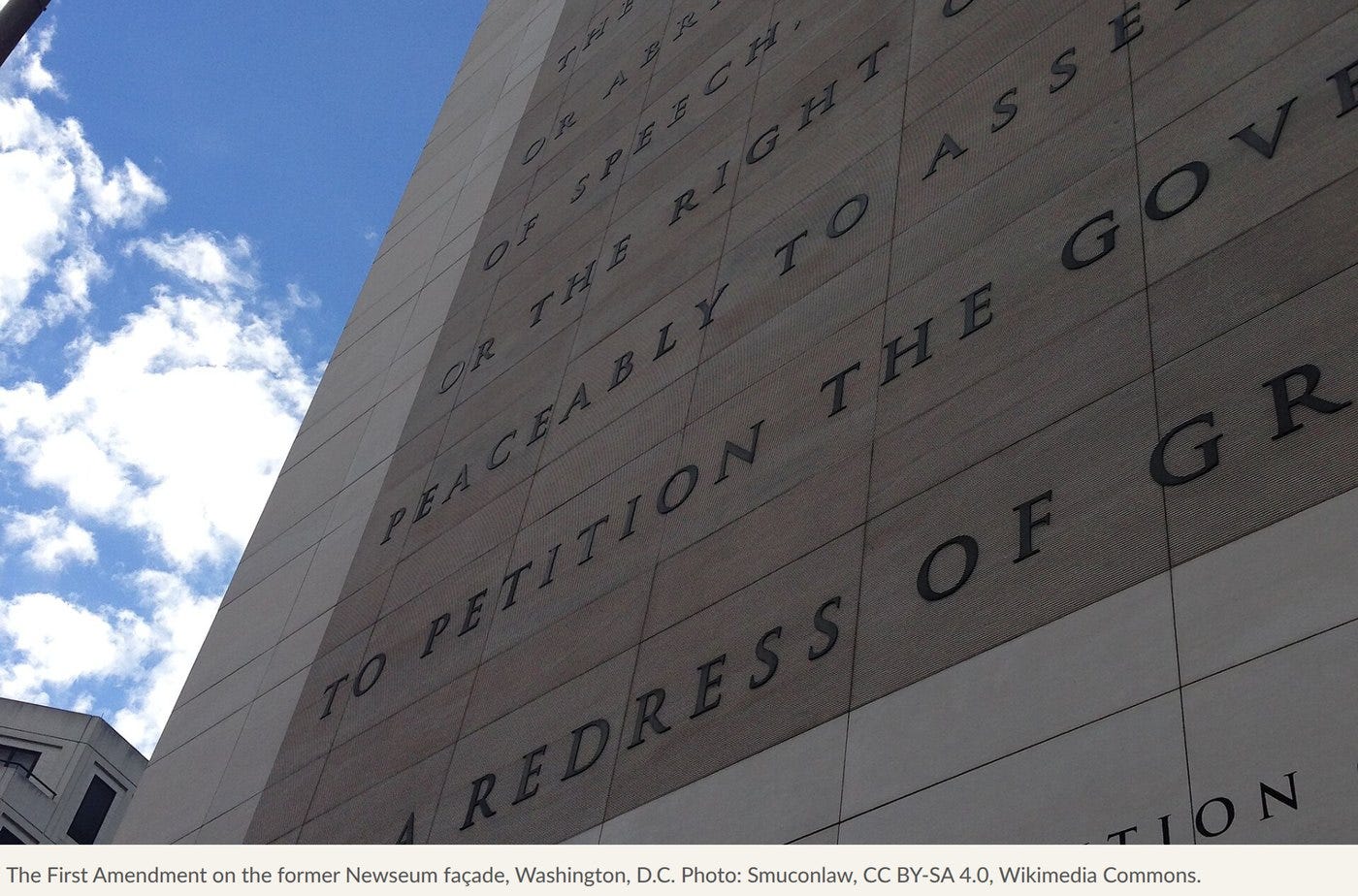 The First Amendment on the former Newseum façade, Washington, D.C. Photo: Smuconlaw, CC BY-SA 4.0, Wikimedia Commons.