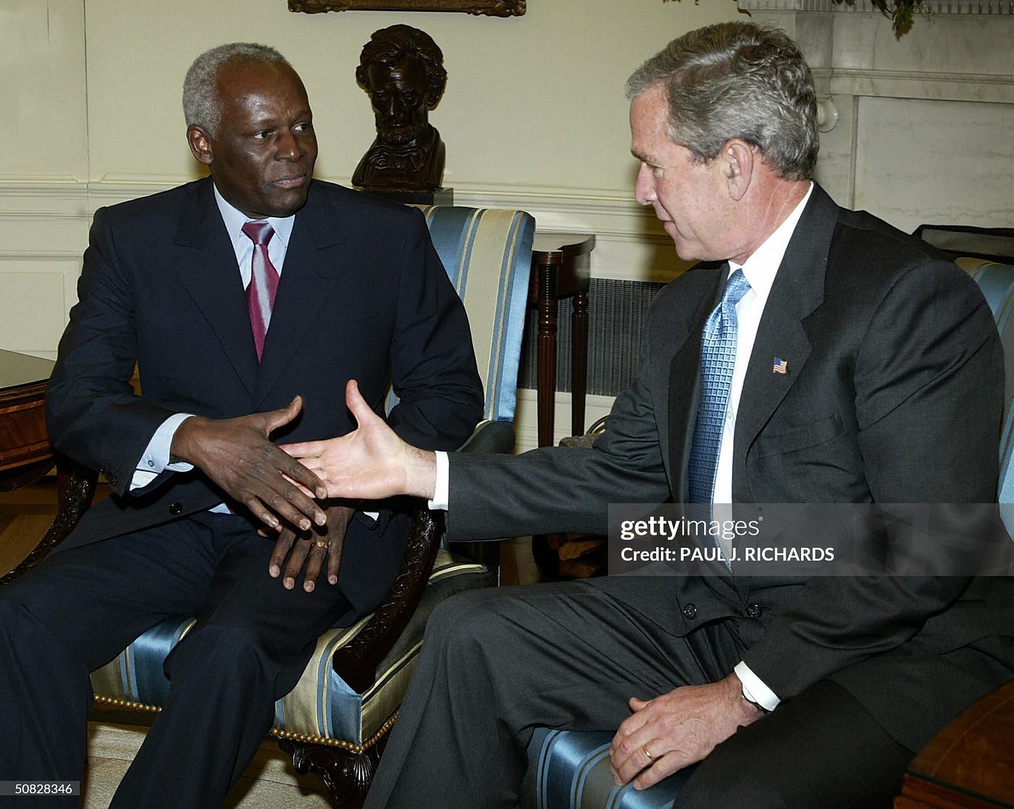 US President George W. Bush (R) meets wi
