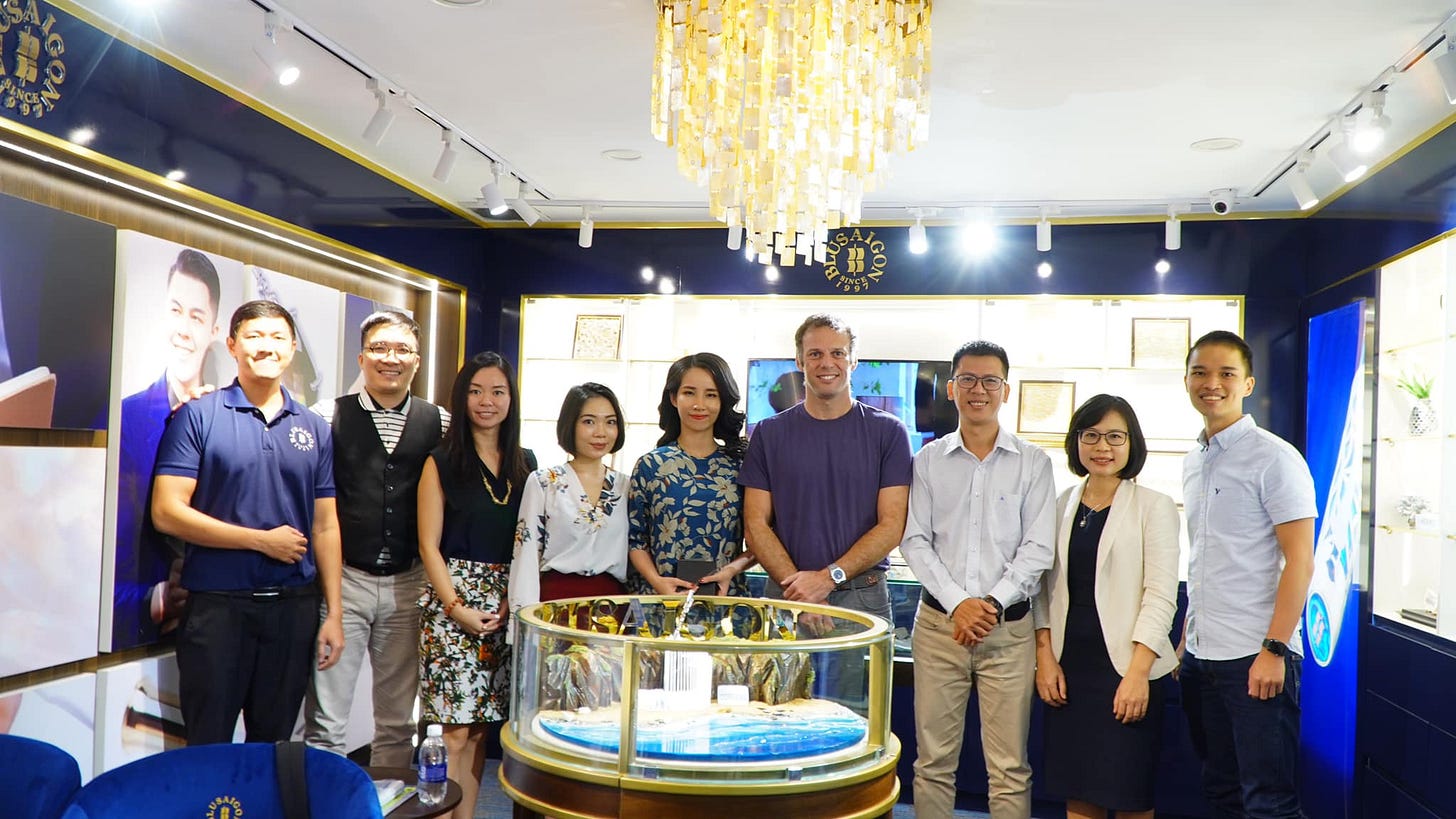 Có thể là hình ảnh về 10 người, mọi người đang đứng và trong nhà