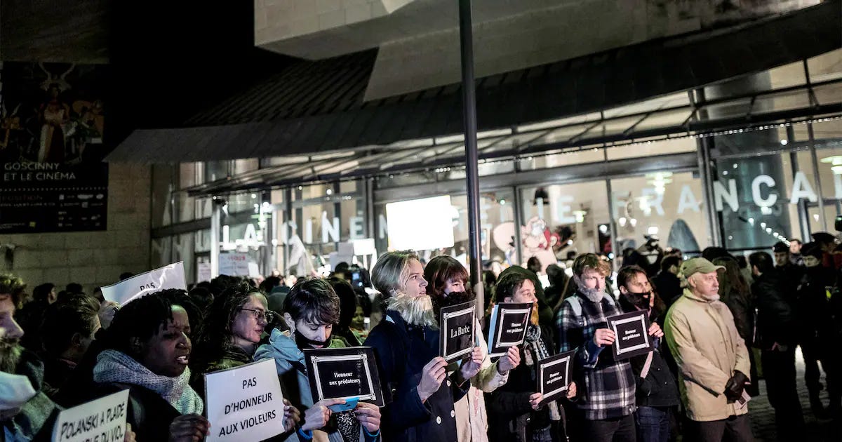 Photo d'une mobilisation féministe devant la Cinématique Française contre une rétrospective Polanski en 2017