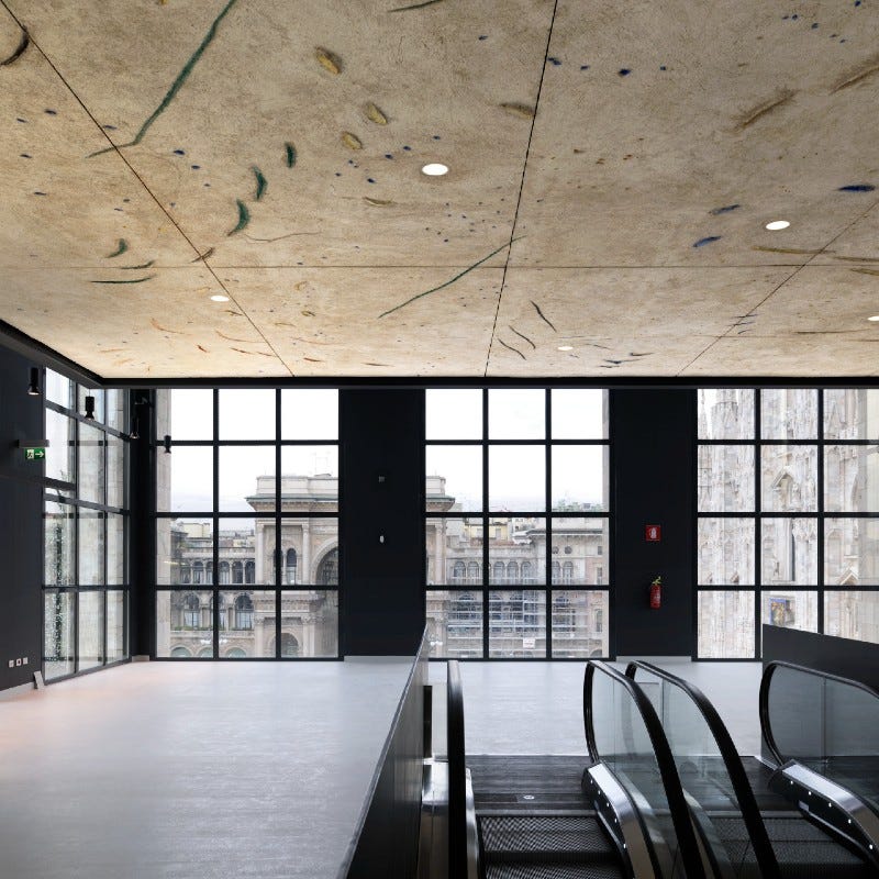 Soffitto spaziale museo del '900 | 21 Grammi di Turismo