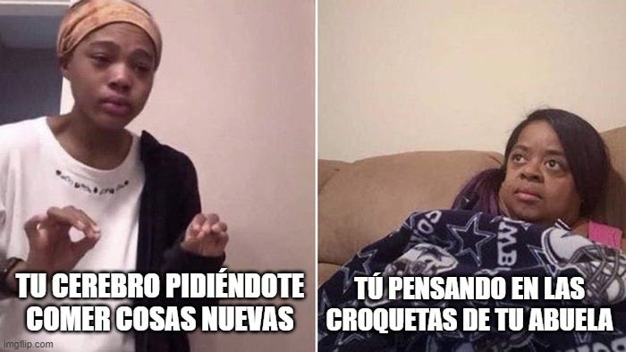 meme de chica llorando mientras explica como si fuera tu cerebro pidiéndote comer cosas nuevas y madre mirando fijamente mientras flipa como tú pensando en las croquetas de tu abuela