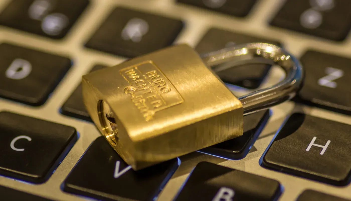 Candado cerrado sobre un teclado. Candado cerrado sobre un teclado.