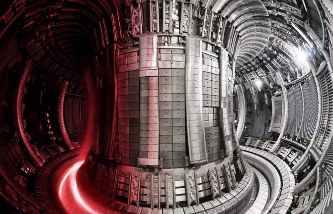 interno del tokamak JET, che ha battuto il record di tempo di fusione