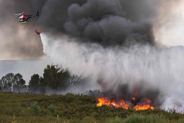 Medios aéreos trabajan en Abejera, Zamora, para combatir el incendio forestal. Medios aéreos trabajan en Abejera, Zamora, para combatir el incendio forestal.