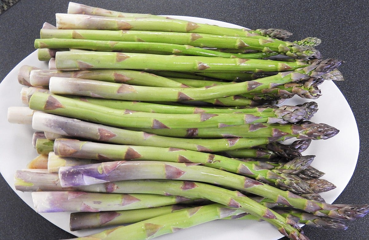 Asparagus spears on a plate https://commons.wikimedia.org/wiki/File:Fresh_asparagus_spears_on_plate.jpg