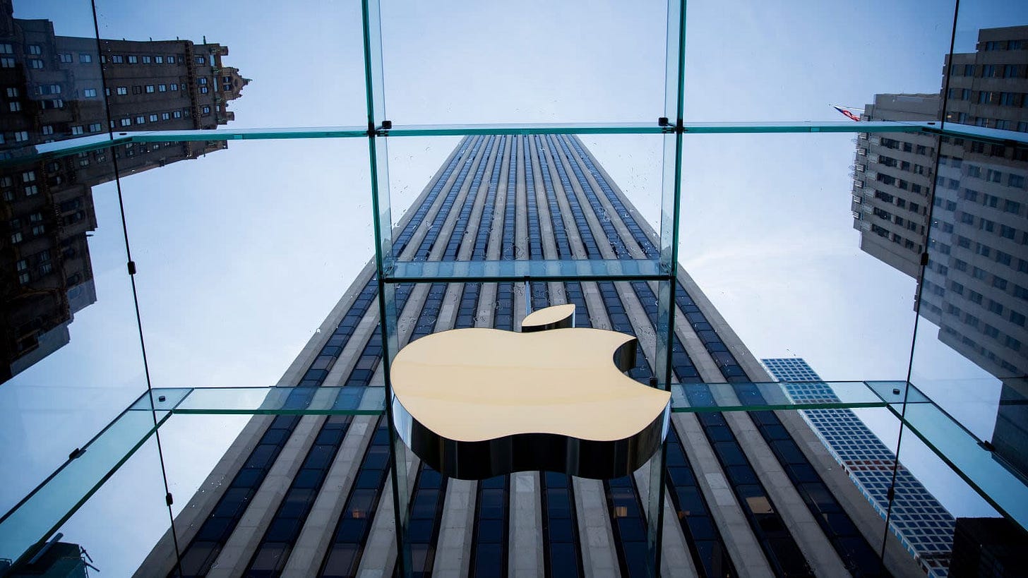 Logo da Apple com prédio ao fundo