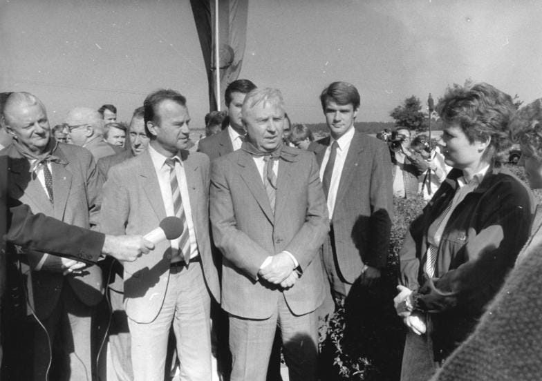 File:Bundesarchiv Bild 183-1989-0913-034, LPG Neuzelle, Besuch einer KPdSU-Delegation.jpg