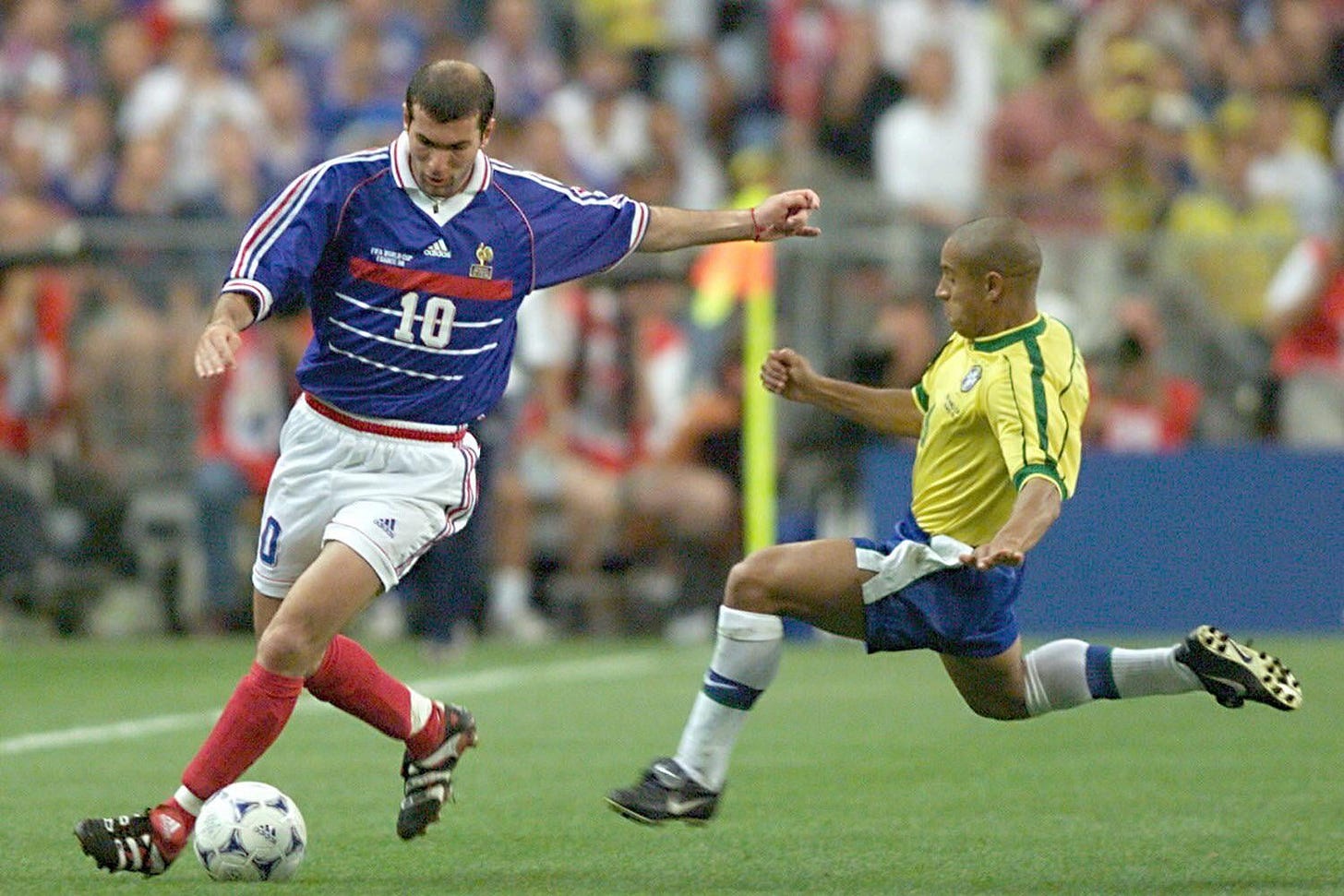 Zinedine Zidane and Roberto Carlos, at the 1998 World Cup final :  r/classicsoccer