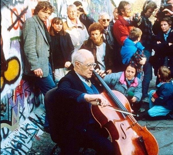 Rostropovich plays Bach at the Checkpoint Charlie | Video | The Strad Rostropovich plays Bach at the Checkpoint Charlie | Video | The Strad