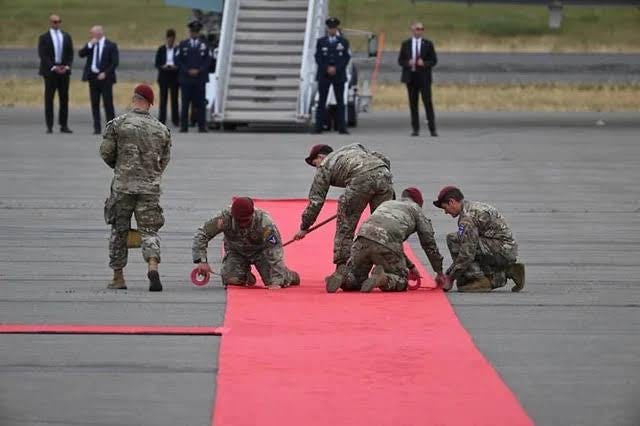 Trump made our American soldiers get on their knees and roll out the red carpet for Russian dictator Vladimir Putin. What do YOU think about this? Trump made our American soldiers get on their knees and roll out the red carpet for Russian dictator Vladimir Putin. What do YOU think about this?