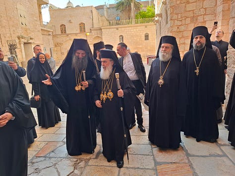 Παρασημοφόρηση τοῦ Πατριάρχη Σερβίας Πορφυρίου ἀπὸ τὸν Πατριάρχη Ἱεροσολύμων Θεόφιλο