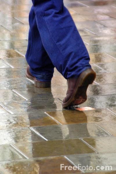 Walking-in-the-rain_web
