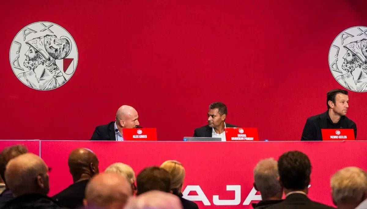 Felle woordenwisseling op AVA van Ajax Felle woordenwisseling op AVA van Ajax