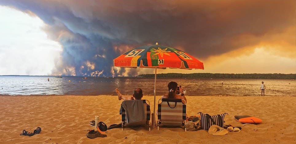 Forty thousand tourists flee France's millionaire peninsula inferno: Tourists describe