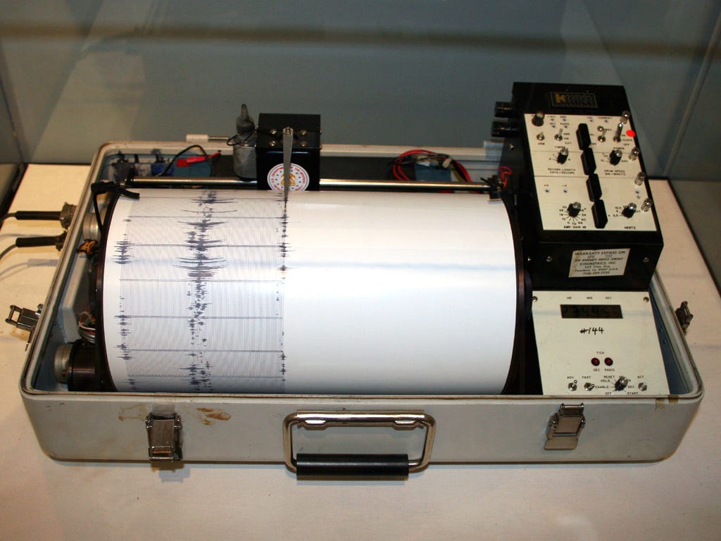 https://upload.wikimedia.org/wikipedia/commons/0/0f/Kinemetrics_seismograph.jpg https://upload.wikimedia.org/wikipedia/commons/0/0f/Kinemetrics_seismograph.jpg