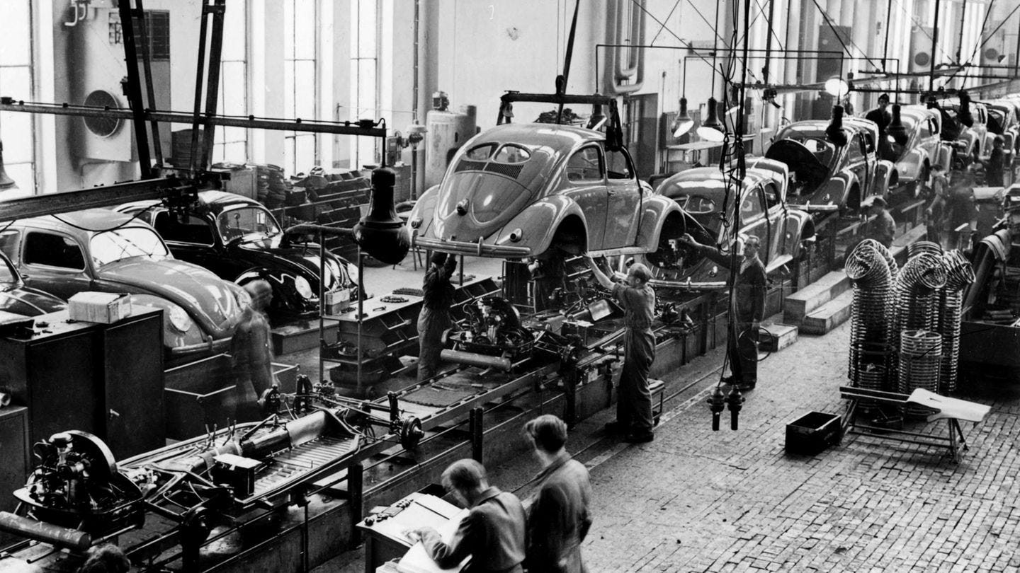 Der VW-Käfer wurde schnell zum Symbol des Wirtschaftswunders. Foto von 1952. Der VW-Käfer wurde schnell zum Symbol des Wirtschaftswunders. Foto von 1952.