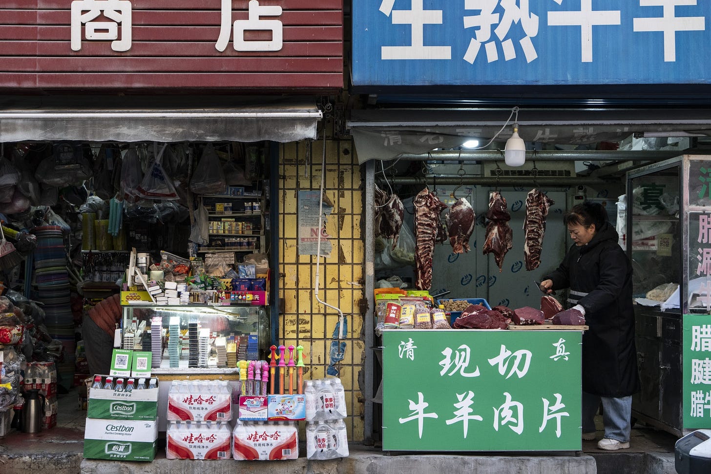 A meat stall at a morning market in Xi&#39;an, Shaanxi Province, China, on Wednesday, Dec. 3, 2025. China&#39;s leaders are widely expected to stick with its manufacturing-led growth strategy in key policy meetings this month, even as calls grow at home and abroad for a more urgent shift toward consumption. Photographer: Qilai Shen&#x2F;Bloomberg