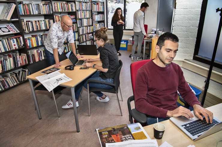 Alexander Pleijter en een deel van de redacteuren. Foto: Villamedia/Truus van Gog