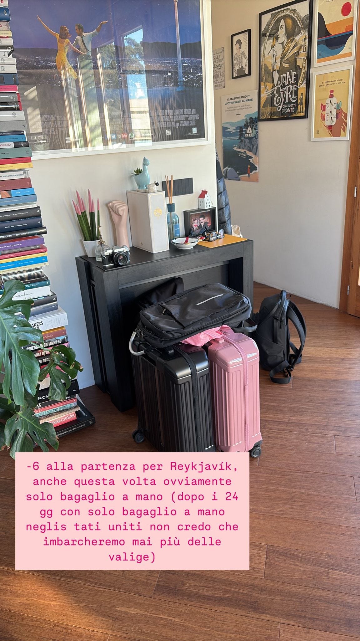 la foto mostra un bagaglio composto da due trolley da cabina e due zainetti