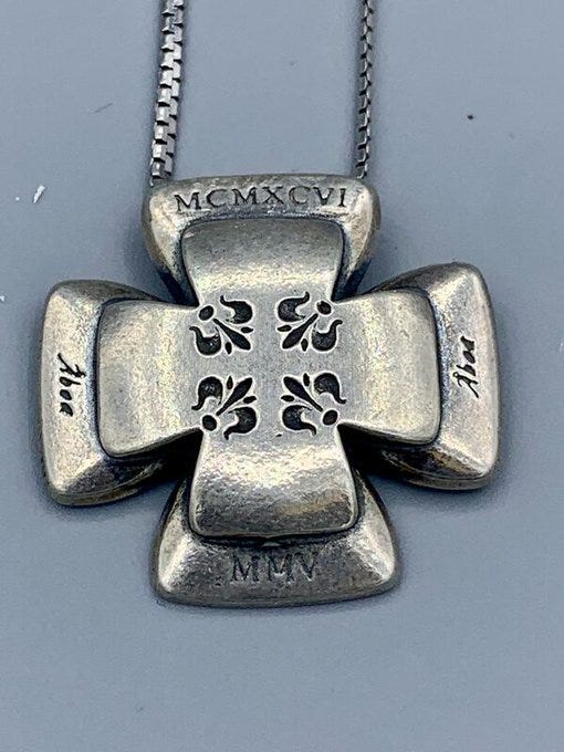 Toivosen korusta puuttuu kuitenkin niin roomalaiset numerot, kuin muut merkinnät, jotka Kalevala-koru omaa. Toivosen korusta puuttuu kuitenkin niin roomalaiset numerot, kuin muut merkinnät, jotka Kalevala-koru omaa.