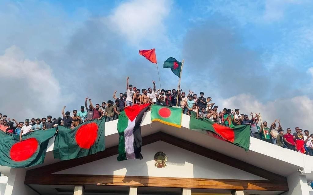 Bangladeshi and Palestinian flags flying during the July uprisings in Bangladesh