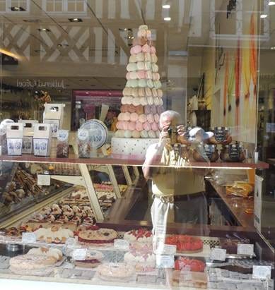 A storefront with a display of food

AI-generated content may be incorrect.