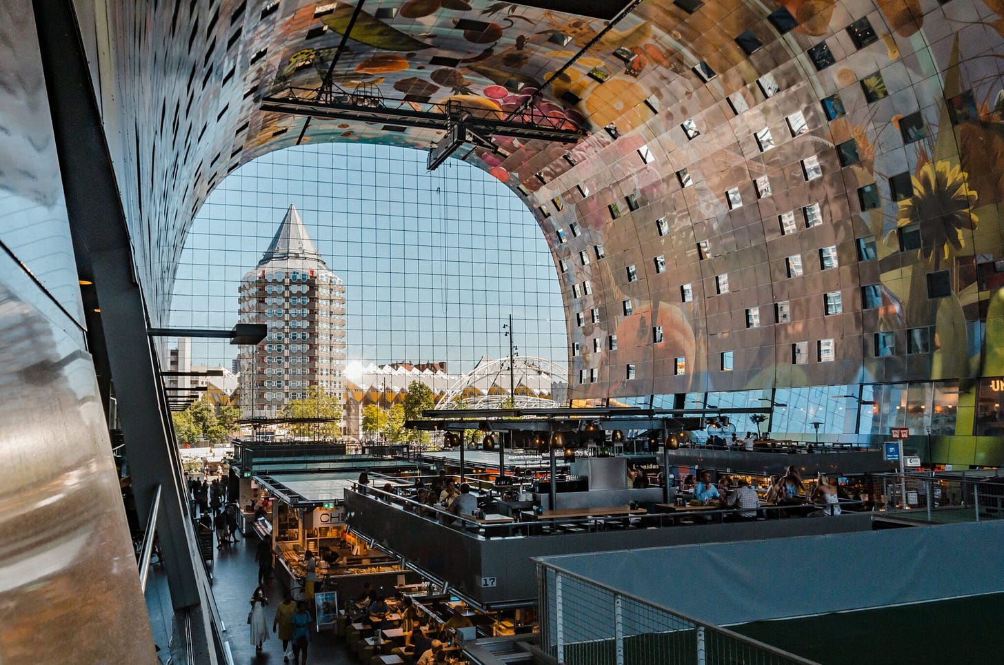 Markthalle Rotterdam von innen mit Blick nach draußen