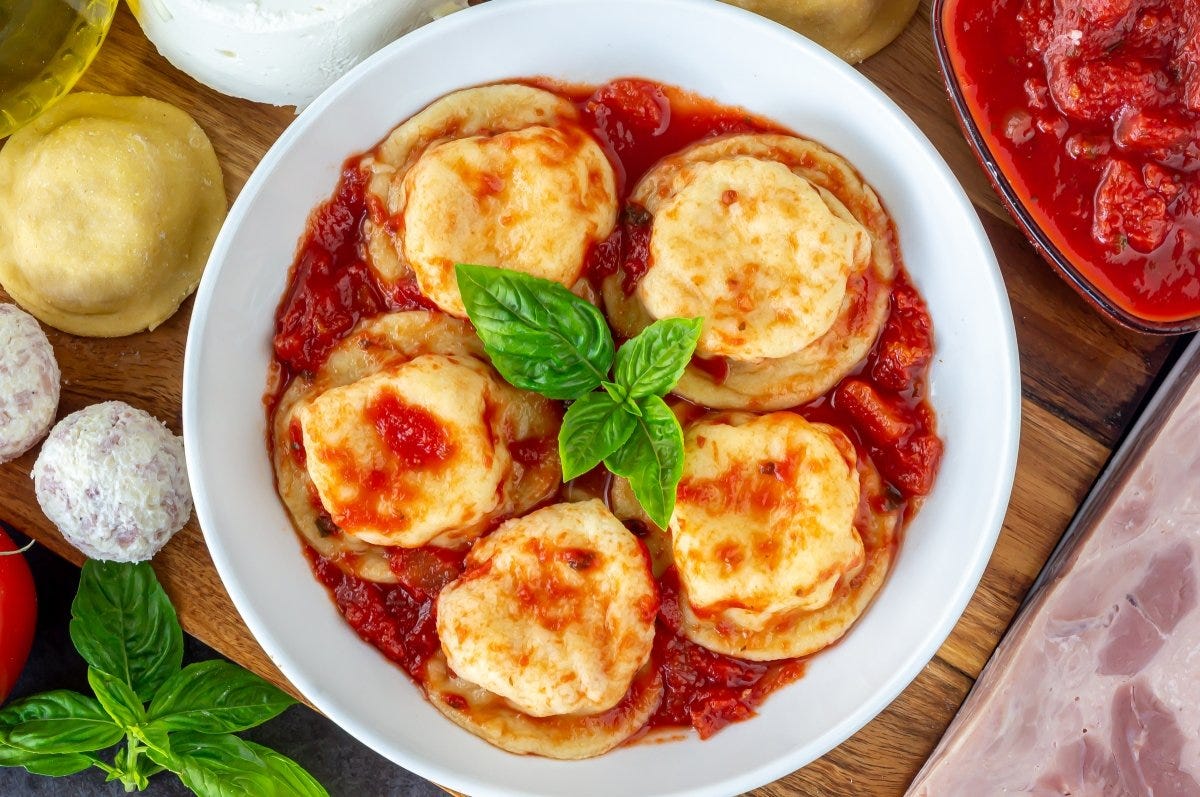 Servir los sorrentinos con la salsa marinara Servir los sorrentinos con la salsa marinara