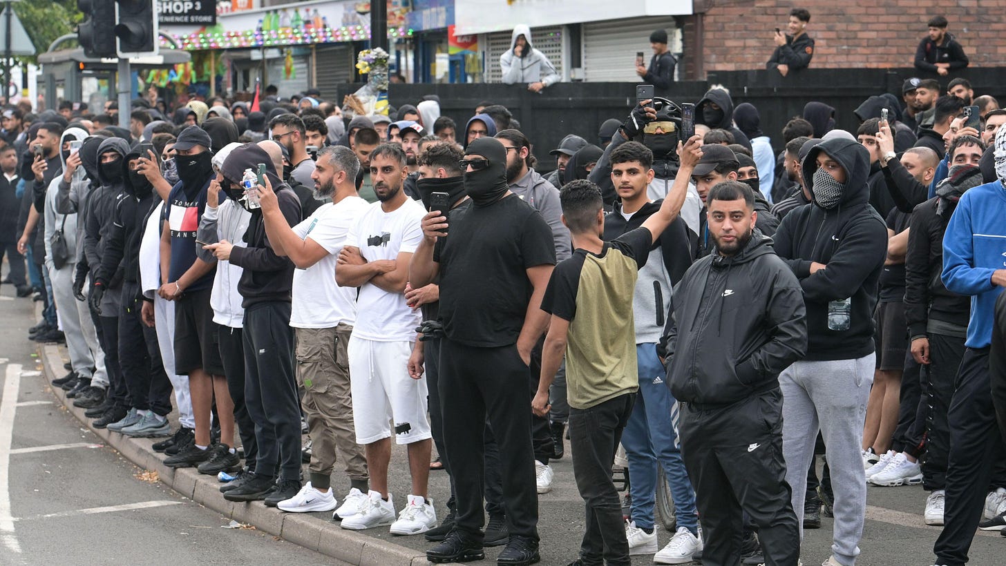 Crowds gather in Bordesley Green after rumours of 'far-right protests' |  News - Hits Radio (Birmingham)