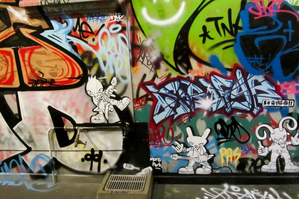 有「Banksy Pest Control」字樣的街頭模板圖像與周邊塗鴉|來源:Jocey K / Flickr(CC BY-SA) 有「Banksy Pest Control」字樣的街頭模板圖像與周邊塗鴉|來源:Jocey K / Flickr(CC BY-SA)