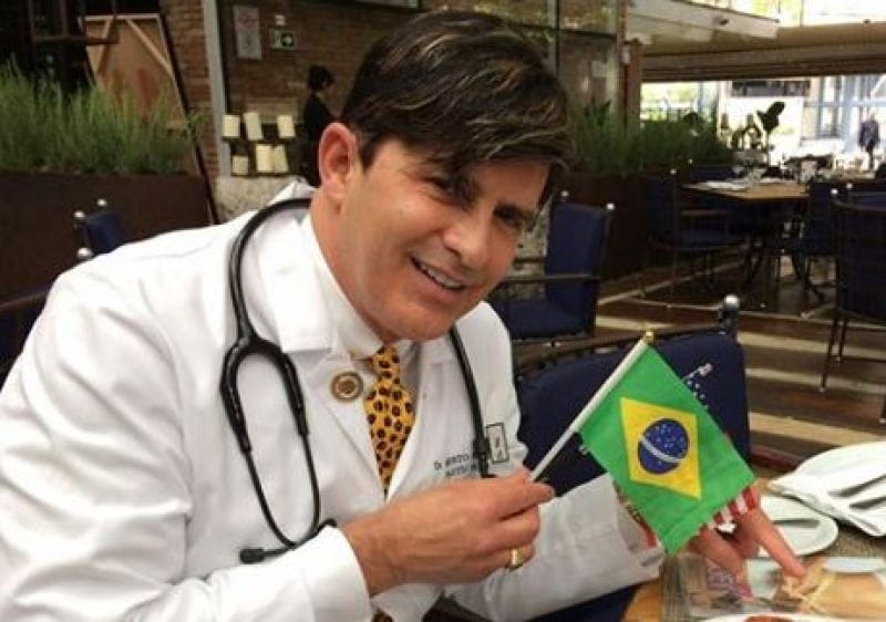 Fora da política, dr. Rey alfineta: 'se você elege palhaço, Brasil vira  circo' - Banda B