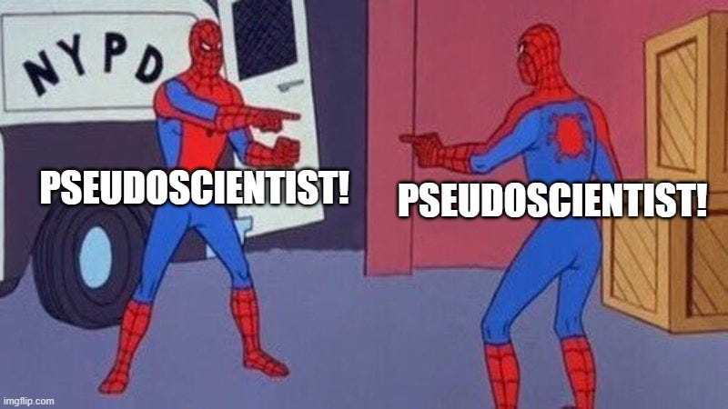 Meme Spiderman Pseudowissenschaftler Ein Meme. Zwei Spidermanfiguren stehen sich gegenüber, deuten auf den jeweils anderen und rufen "Pseudowissenschaftler!".