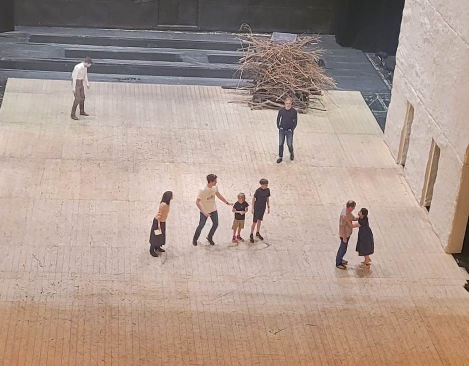 A group of people on a stage

AI-generated content may be incorrect.