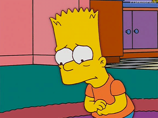 Un'inquadratura in primo piano mostra Bart Simpson, il celebre personaggio della serie animata I Simpson, visibilmente triste e abbattuto. È ritratto di tre quarti, rivolto verso sinistra, con la testa china e le mani giunte sul petto in un gesto di vulnerabilità. I suoi grandi occhi bianchi e tondi sono spalancati ma orientati verso il basso, sormontati da sopracciglia inclinate che ne accentuano l'espressione dispiaciuta e malinconica. Indossa la sua classica maglietta arancione e si trova all'interno di una stanza, probabilmente la cucina di casa Simpson. Lo sfondo presenta i tipici colori saturi e contrastanti della serie: una parete rosa confetto, un pavimento verde acqua e, parzialmente visibili sulla destra, un mobile marrone e una credenza con ante viola. Un'inquadratura in primo piano mostra Bart Simpson, il celebre personaggio della serie animata I Simpson, visibilmente triste e abbattuto. È ritratto di tre quarti, rivolto verso sinistra, con la testa china e le mani giunte sul petto in un gesto di vulnerabilità. I suoi grandi occhi bianchi e tondi sono spalancati ma orientati verso il basso, sormontati da sopracciglia inclinate che ne accentuano l'espressione dispiaciuta e malinconica. Indossa la sua classica maglietta arancione e si trova all'interno di una stanza, probabilmente la cucina di casa Simpson. Lo sfondo presenta i tipici colori saturi e contrastanti della serie: una parete rosa confetto, un pavimento verde acqua e, parzialmente visibili sulla destra, un mobile marrone e una credenza con ante viola.
