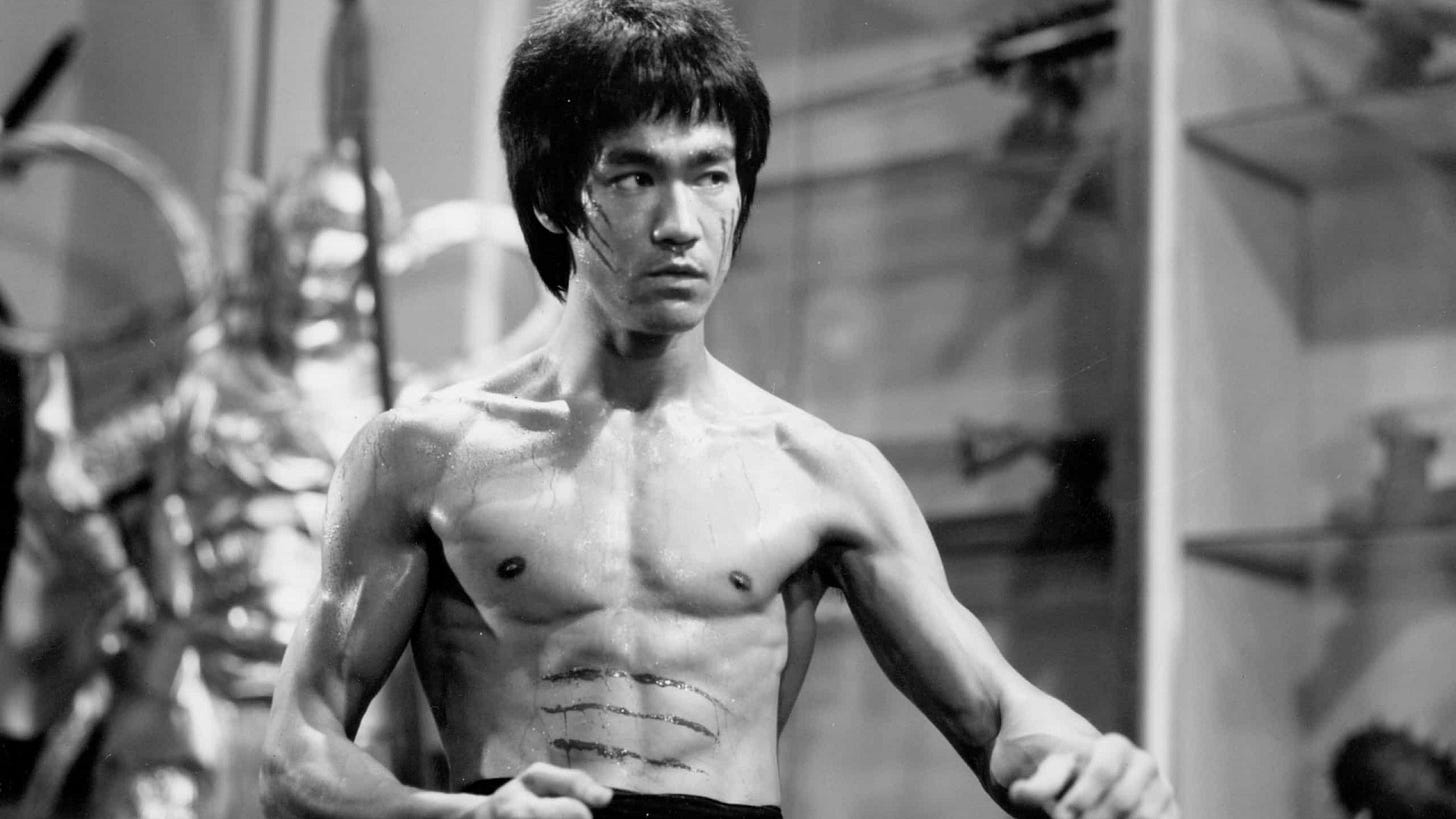 Bruce Lee pode ter morrido por excesso de ingestão de água, aponta estudo