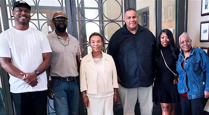 Mayor Barbara Lee, center, and Ray Bobbitt, center right. (Image source: X / @blackpressusa)