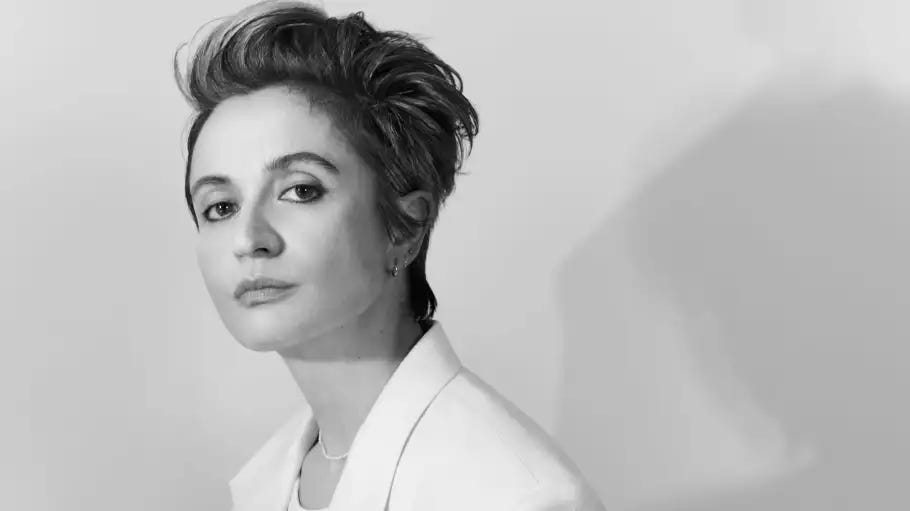 Calvin Klein faz retorno triunfal às passarelas da New York Fashion Week com estreia de Veronica Leoni.