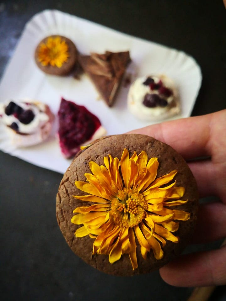 Alfajores con caléndula - flores comestibles en la cocina