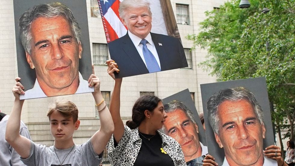 Tüntetők Epstein és Trum képeivel Tüntetők Epstein és Trum képeivel