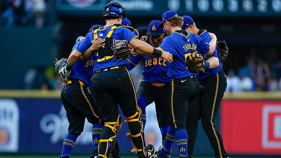 Seattle Mariners victory dance sweep New York Mets 2024...