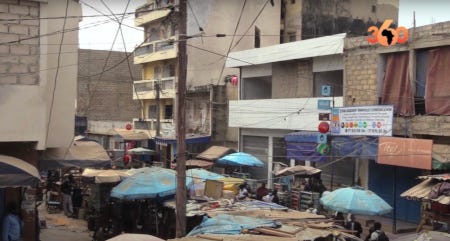 Des étals informels, à même le trottoir, dans le marché de Colobane à Dakar