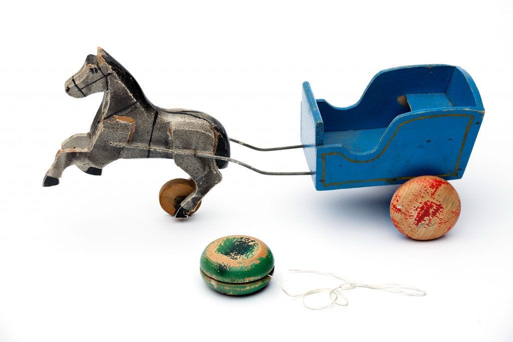 סוס וכרכרה עם גלגלים המתפרקים והופכים ליו-יו סוס וכרכרה עם גלגלים המתפרקים והופכים ליו-יו