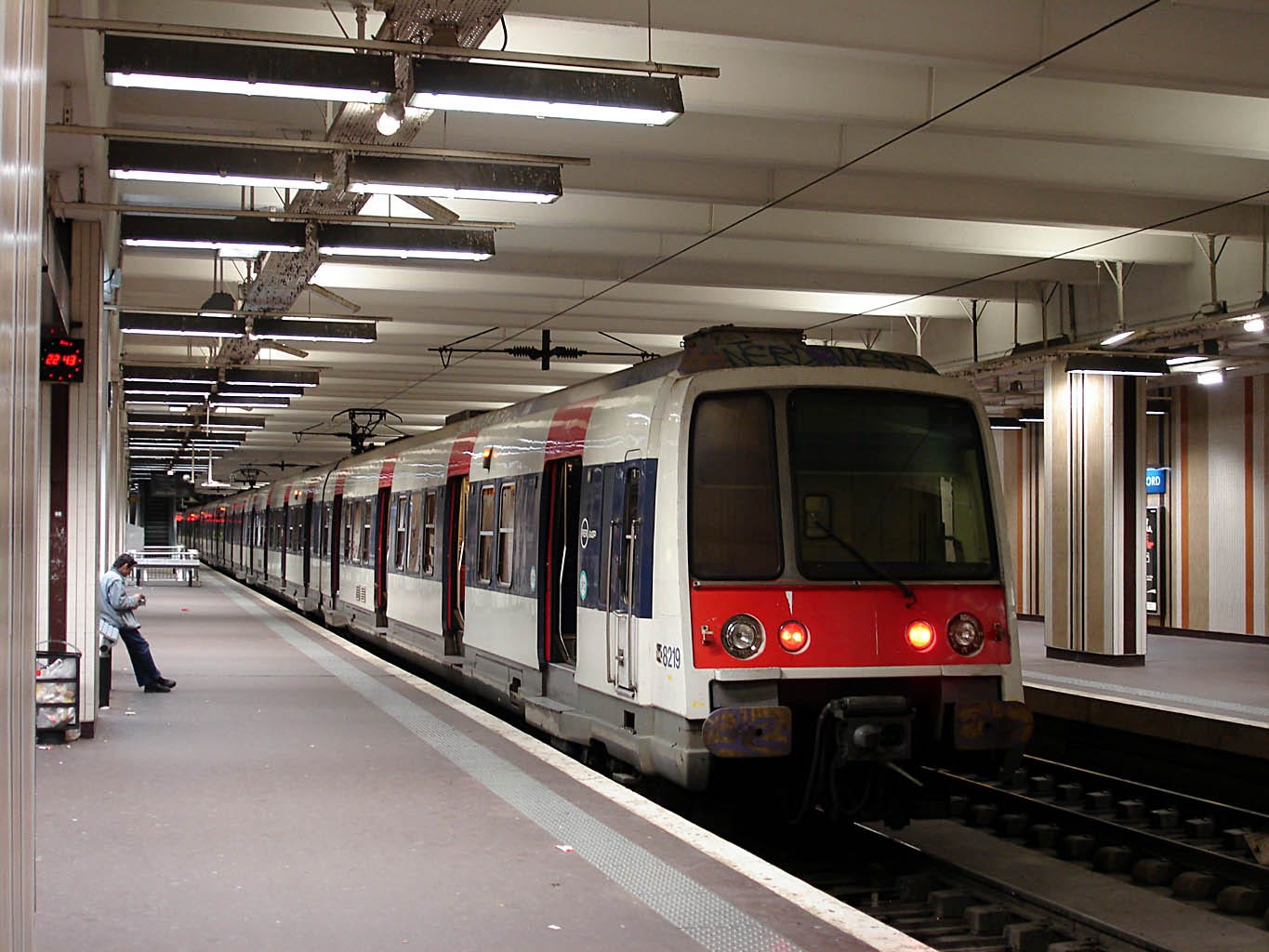 https://upload.wikimedia.org/wikipedia/commons/b/b1/Gare_de_Paris-Nord_-_Z_8219.jpg