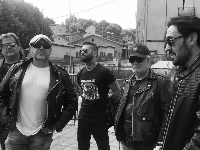 Puede ser una imagen en blanco y negro de 5 personas, personas de pie y personas tocando instrumentos musicales