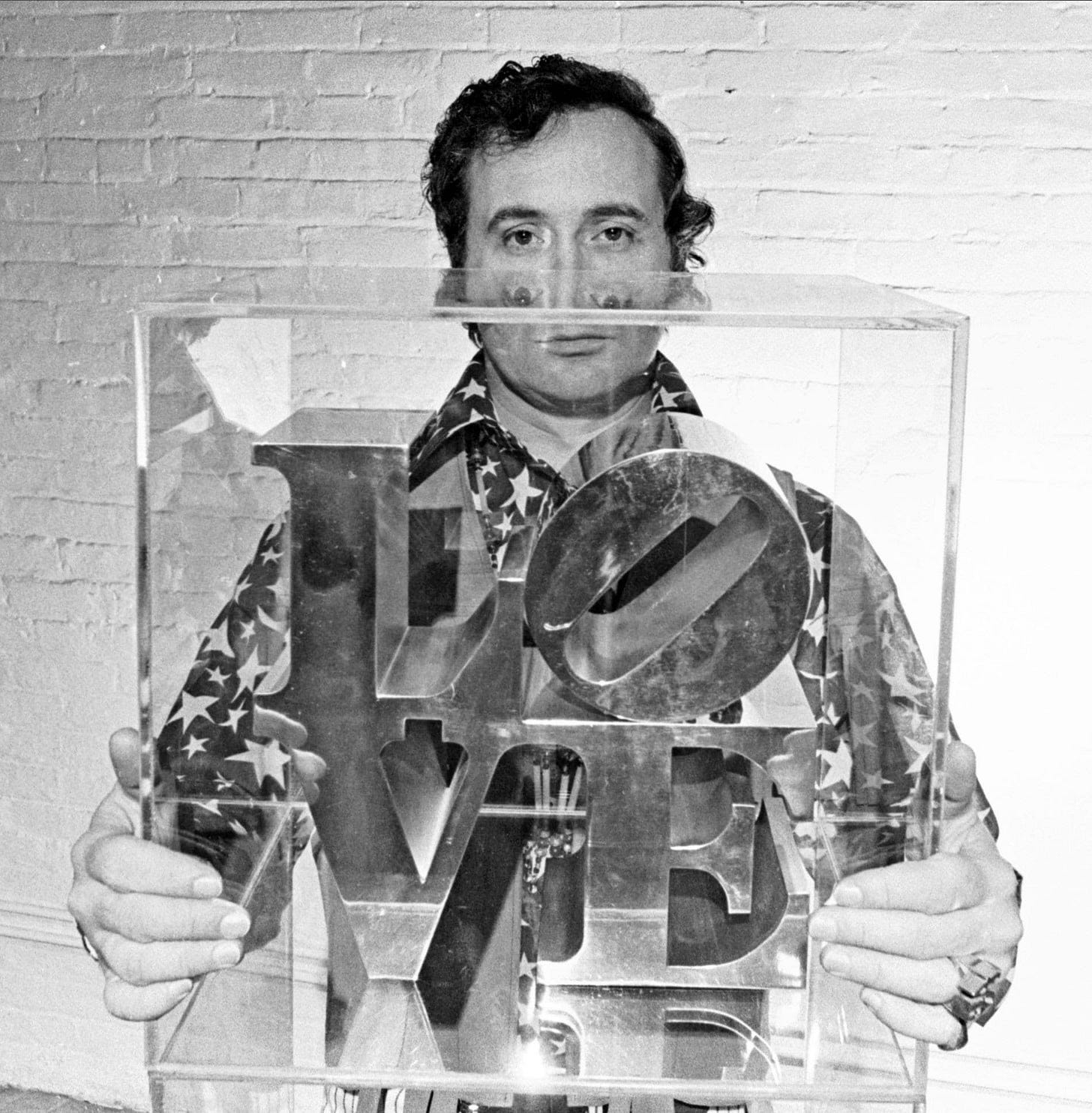 可能是 1 人的黑白圖像