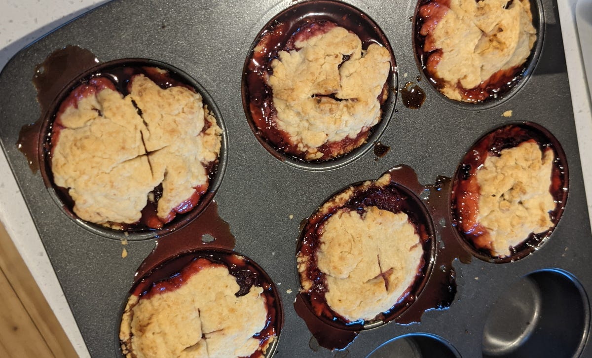 Six cooked pies, mulberry juice is everywhere