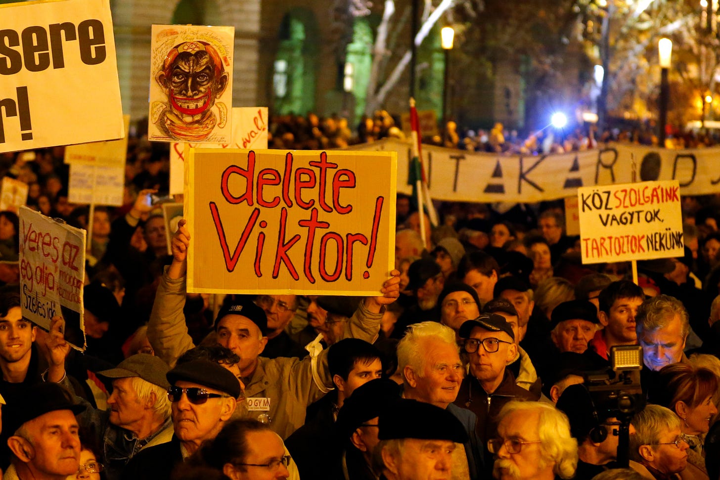 Hungarians protest Orbán’s closeness to the Kremlin - Euractiv
