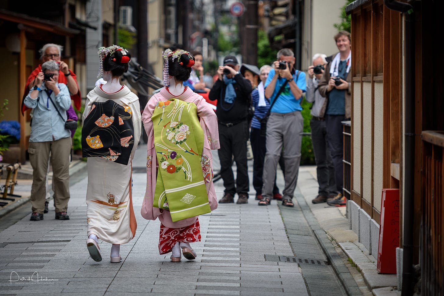 Taking photos of Maiko - My Kyoto Machiya