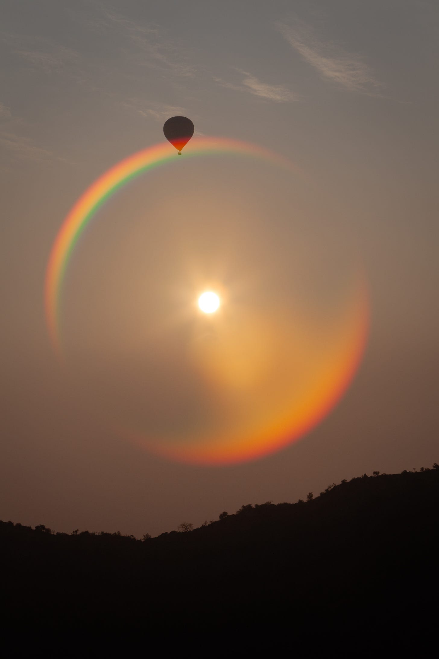 Solar Halo and Hot-Air Balloon, Pushkar, India. 1/100, ƒ/32, ISO 200, 115mm. © Gavin Gough Solar Halo and Hot-Air Balloon, Pushkar, India. 1/100, ƒ/32, ISO 200, 115mm. © Gavin Gough